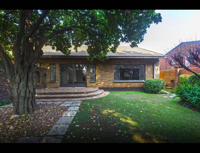 4 BEDROOM TOWNHOUSE FOR SALE IN BEDFORDVIEW